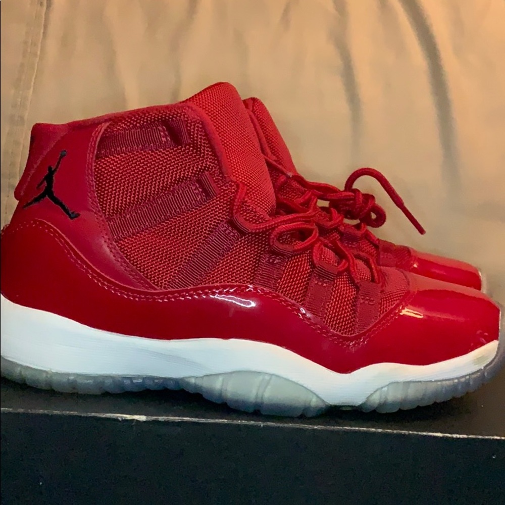 Size 4.5Y boys size UK- sz 4 EUR- sz 36.5 CM- 23.5